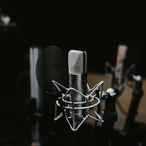 Vad behöver man för att spela in en podcast?